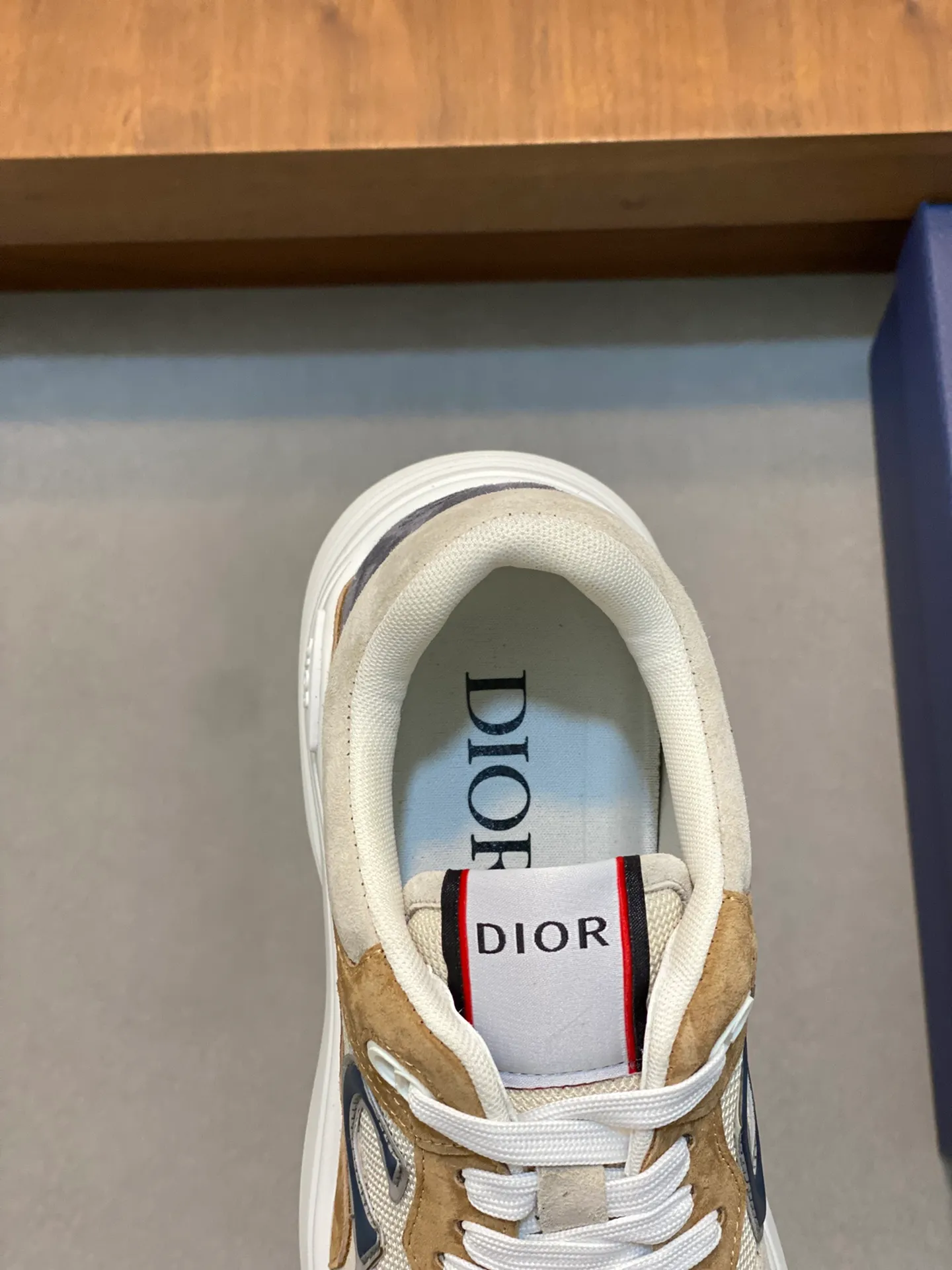 Men's Men's Shoes 💰440 [New Style] 🐦‍⬛🐦‍⬛ Dior Dior low-top series casual sports shoes sneakers original purchase development production production This sports shoe is a classic item. Crafted from Dior Gray cow leather with tonal CD Diamond canvas panels on the sides. The CD Icon-shaped shoelace eyelets are subtle and sophisticated, and the two-tone rubber sole, tongue and heel are all decorated with distinctive details for added sophistication. The padded high-top design makes the shape more refined and improves comfort and support. Fashionable and versatile, it can complement any look.  Exquisite packaging at the delivery counter 🛍📦 ▪️Fabric: Original customized calfskin ▪️Inner lining: Customized breathable lining ▪️Outsole: Original molded TPU combination outsole ▪️Sole thickness: 3CM ▪️Size: Men's size 39-45 (38 45 customized)